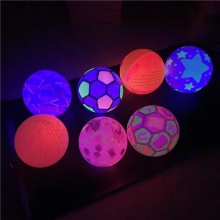 儿童发光足球玩具闪光皮球篮球甩甩球打不烂夜市发光地摊货源