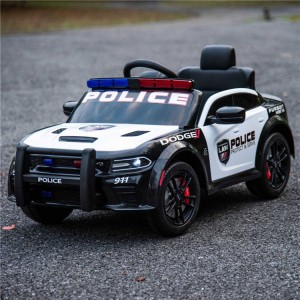 警车骑在汽车上遥控儿童电动车骑在女孩的汽车上小轿车