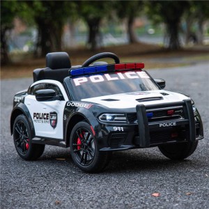 警车骑在汽车上遥控儿童电动车骑在女孩的汽车上小轿车