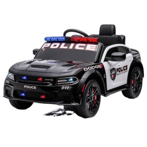 警车骑在汽车上遥控儿童电动车骑在女孩的汽车上小轿车