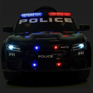 警车骑在汽车上遥控儿童电动车骑在女孩的汽车上小轿车