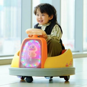 新款儿童电动双驱碰碰车男女孩宝宝小孩可坐人充电遥控玩具车