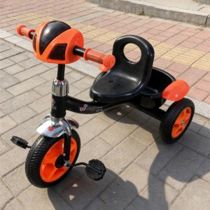 带踏板儿童三轮车  塑料材质  卡通设计  男女通用室内外使用