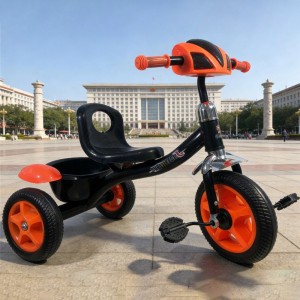 带踏板儿童三轮车  塑料材质  卡通设计  男女通用室内外使用